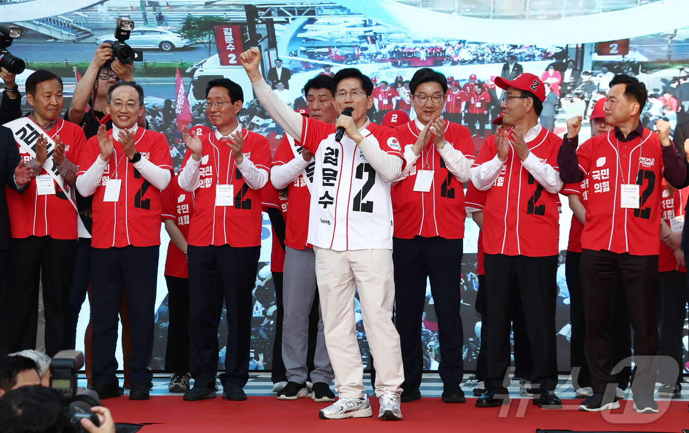 (대구=뉴스1) 김민지 기자 = 제21대 대통령 선거 공식 선거운동 첫날인 12일 김문수 국민의힘 대통령 후보가 대구 중구 서문시장에서 유세를 하고 있다. 2025.5.12/뉴스1 …
