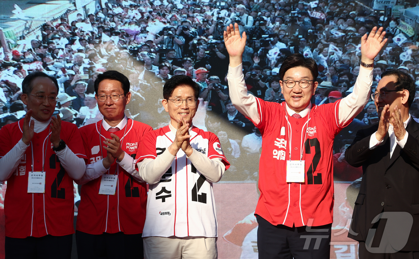 (대구=뉴스1) 김민지 기자 = 제21대 대통령 선거 공식 선거운동 첫날인 12일 김문수 국민의힘 대통령 후보가 대구 중구 서문시장에서 권성동 원내대표를 소개하자 손뼉을 치고 있다 …
