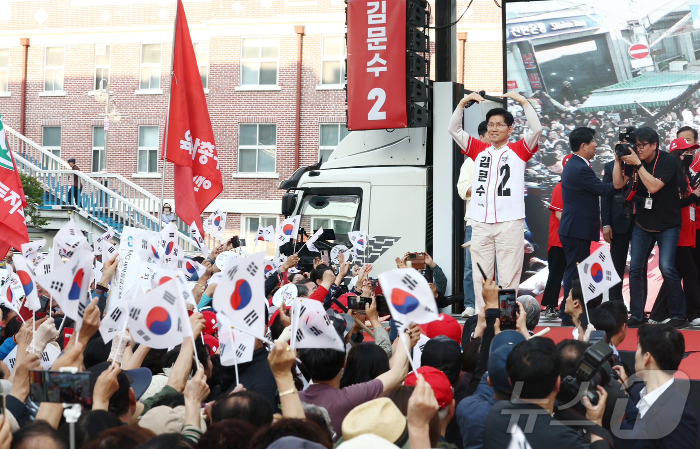 (대구=뉴스1) 김민지 기자 = 제21대 대통령 선거 공식 선거운동 첫날인 12일 김문수 국민의힘 대통령 후보가 대구 중구 서문시장에서 유세를 하고 있다. 2025.5.12/뉴스1 …
