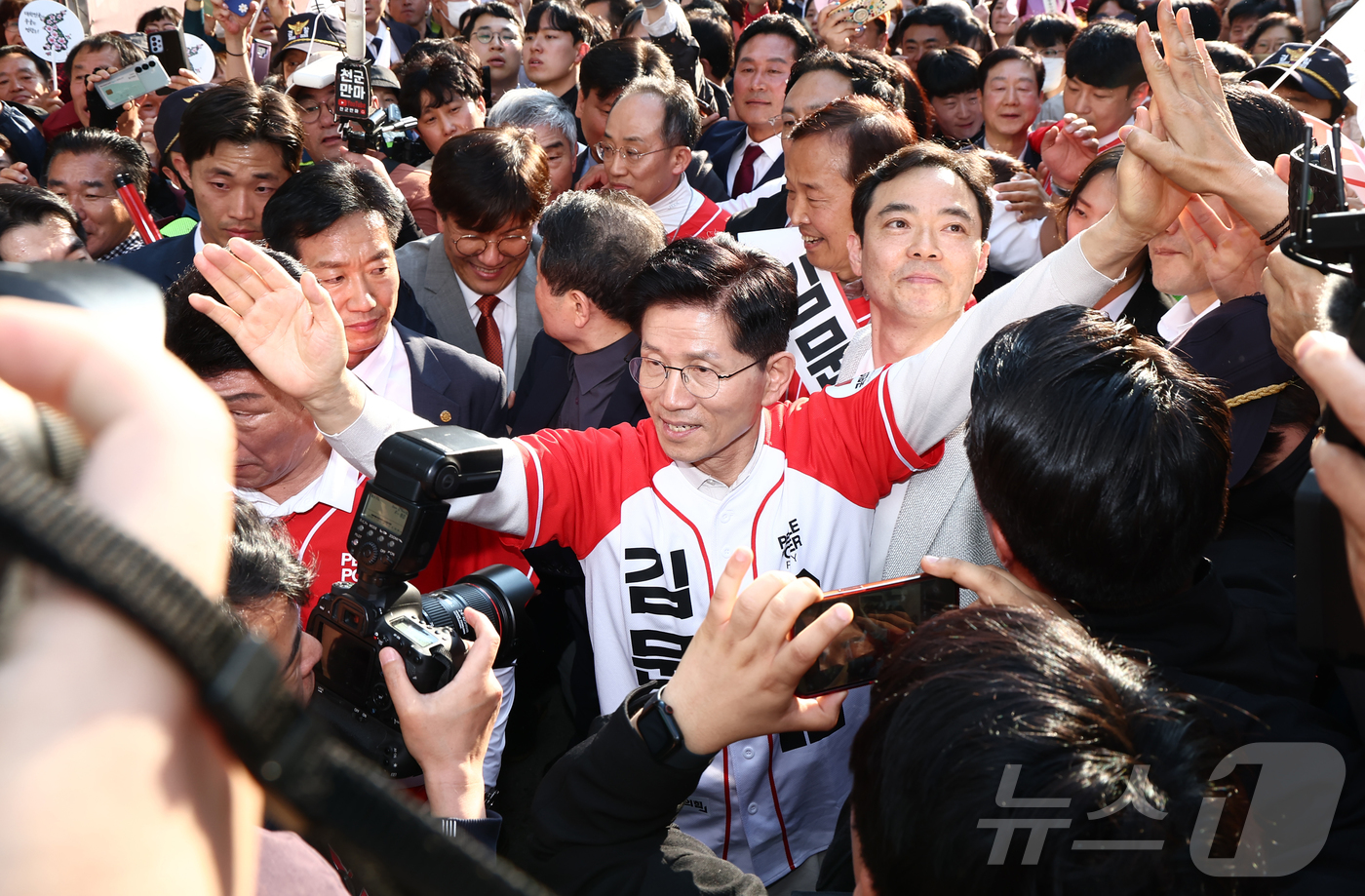 (대구=뉴스1) 김민지 기자 = 제21대 대통령 선거 공식 선거운동 첫날인 12일 김문수 국민의힘 대통령 후보가 대구 중구 서문시장에서 유세를 하기 위해 입장하고 있다. 2025. …