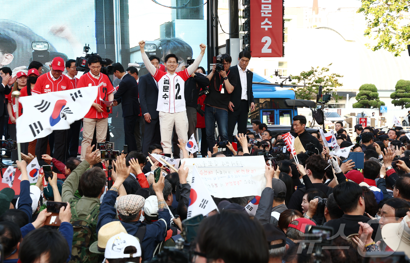 (대구=뉴스1) 김민지 기자 = 제21대 대통령 선거 공식 선거운동 첫날인 12일 김문수 국민의힘 대통령 후보가 대구 중구 서문시장에서 유세를 마치고 지지자들과 인사하고 있다. 2 …
