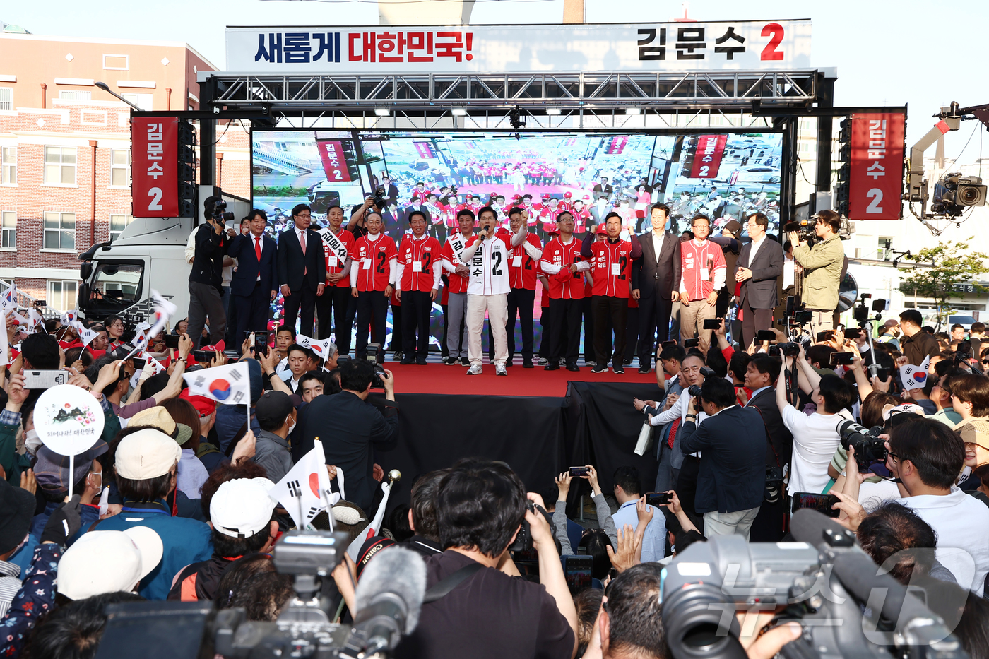 (대구=뉴스1) 김민지 기자 = 제21대 대통령 선거 공식 선거운동 첫날인 12일 김문수 국민의힘 대통령 후보가 대구 중구 서문시장에서 유세를 하고 있다. 2025.5.12/뉴스1 …