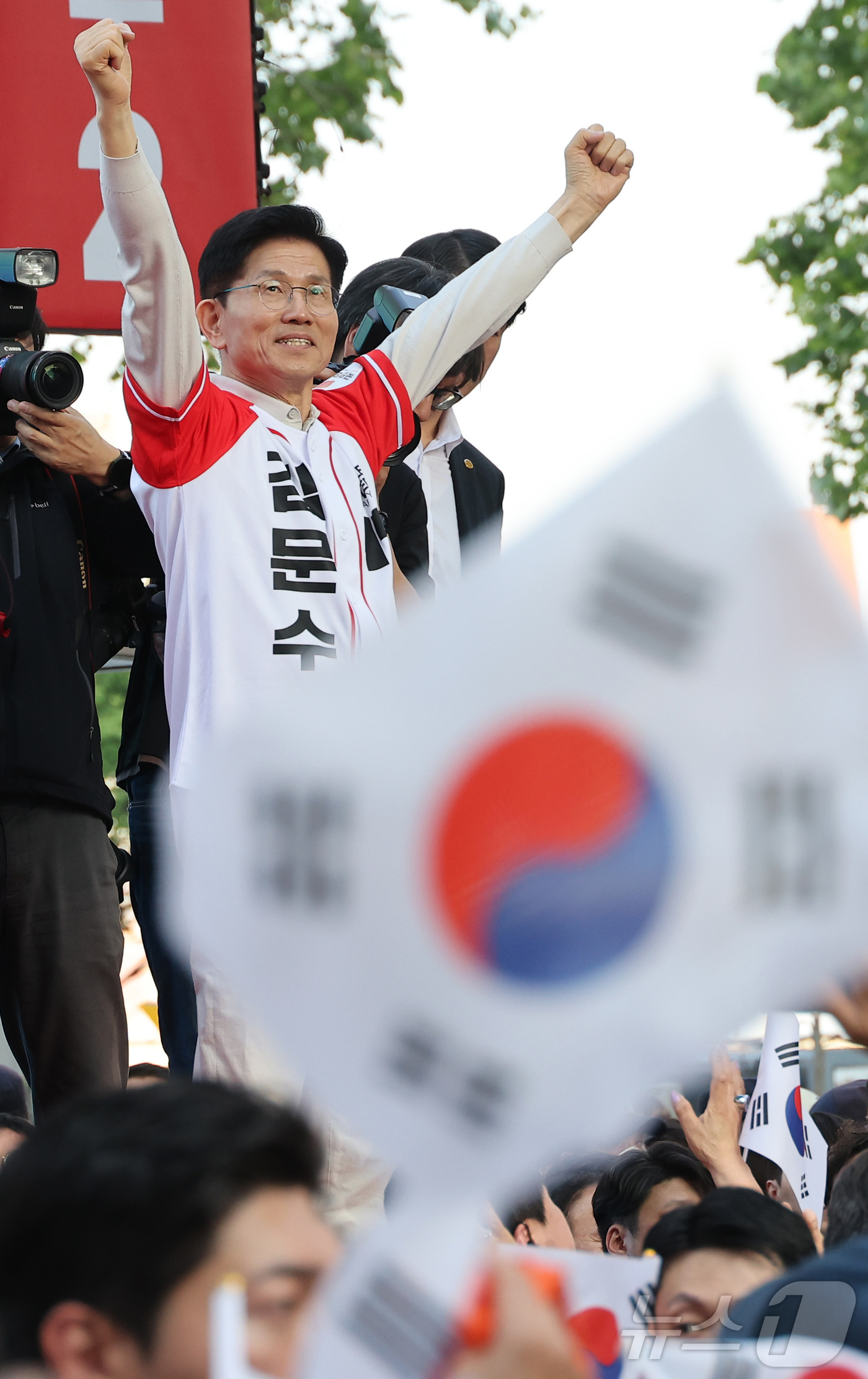 (대구=뉴스1) 김민지 기자 = 김문수 국민의힘 대통령 후보가 제21대 대통령 선거 공식 선거운동 첫 날인 12일 대구 중구 서문시장에서 지지를 호소하고 있다. (공동취재) 202 …