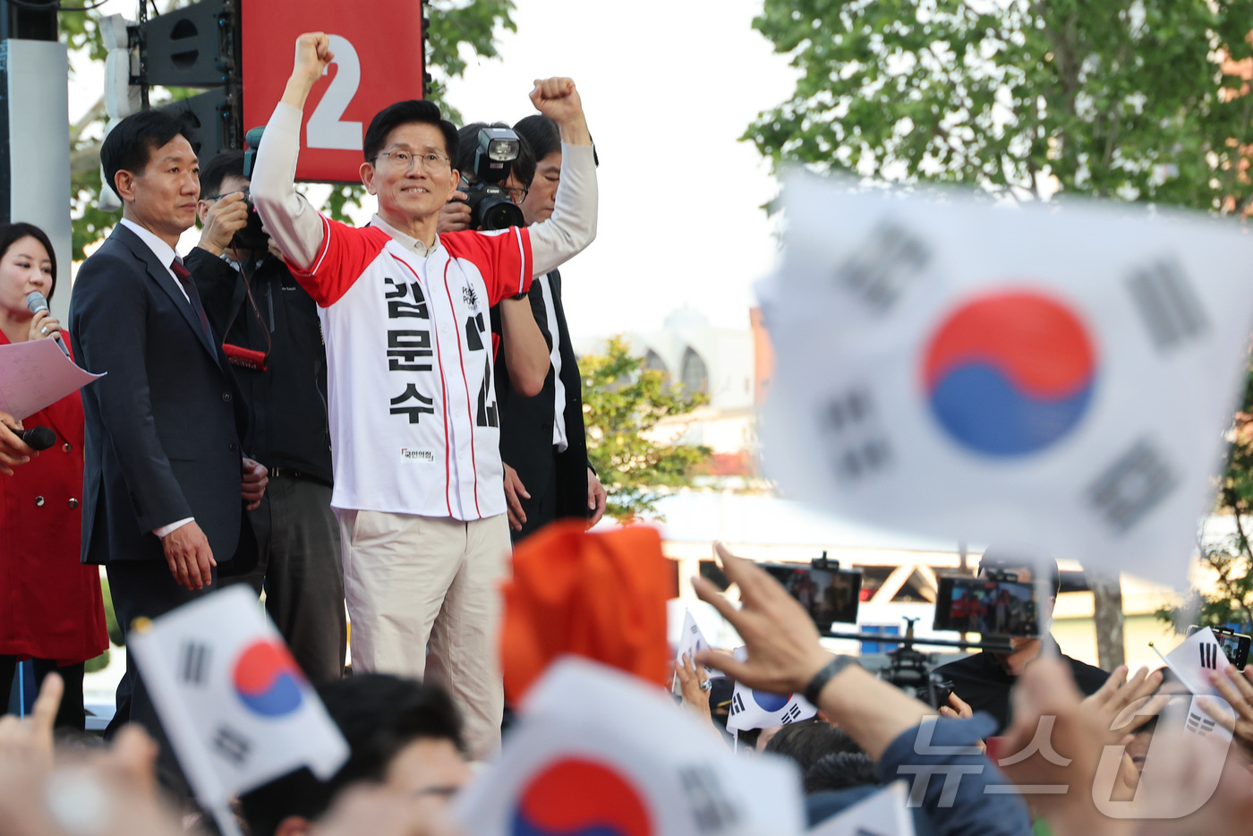 (대구=뉴스1) 김민지 기자 = 김문수 국민의힘 대통령 후보가 제21대 대통령 선거 공식 선거운동 첫 날인 12일 대구 중구 서문시장에서 지지를 호소하고 있다. (공동취재) 202 …