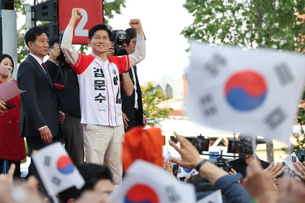 김문수, 대구 서문시장 찾아 '사랑스러워' 댄스…"높을수록 낮은 곳으로"