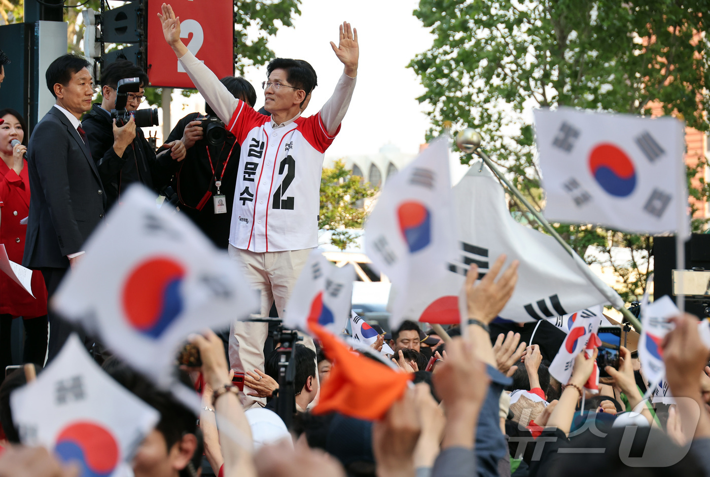 (대구=뉴스1) 김민지 기자 = 김문수 국민의힘 대통령 후보가 제21대 대통령 선거 공식 선거운동 첫 날인 12일 대구 중구 서문시장에서 지지를 호소하고 있다. (공동취재) 202 …