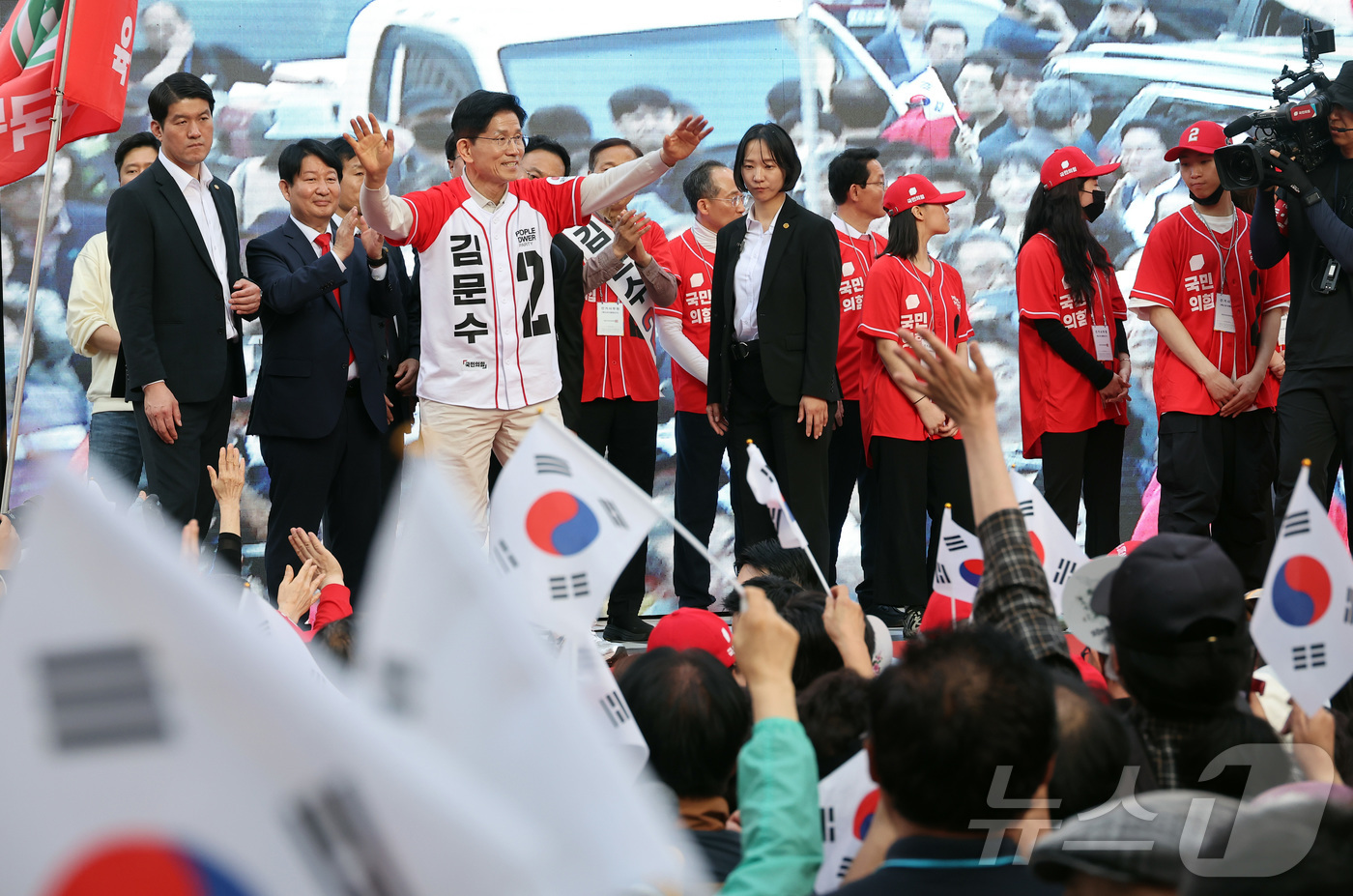 (대구=뉴스1) 김민지 기자 = 김문수 국민의힘 대통령 후보가 제21대 대통령 선거 공식 선거운동 첫 날인 12일 대구 중구 서문시장에서 지지를 호소하고 있다. (공동취재) 202 …