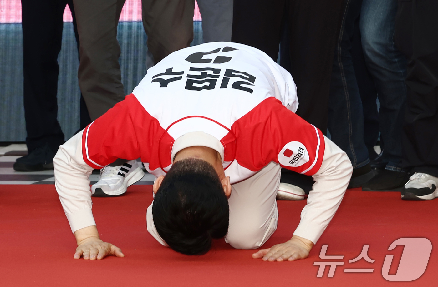 (대구=뉴스1) 김민지 기자 = 김문수 국민의힘 대통령 후보가 제21대 대통령 선거 공식 선거운동 첫 날인 12일 대구 중구 서문시장에서 지지를 호소하며 큰절을 올리고 있다. 20 …