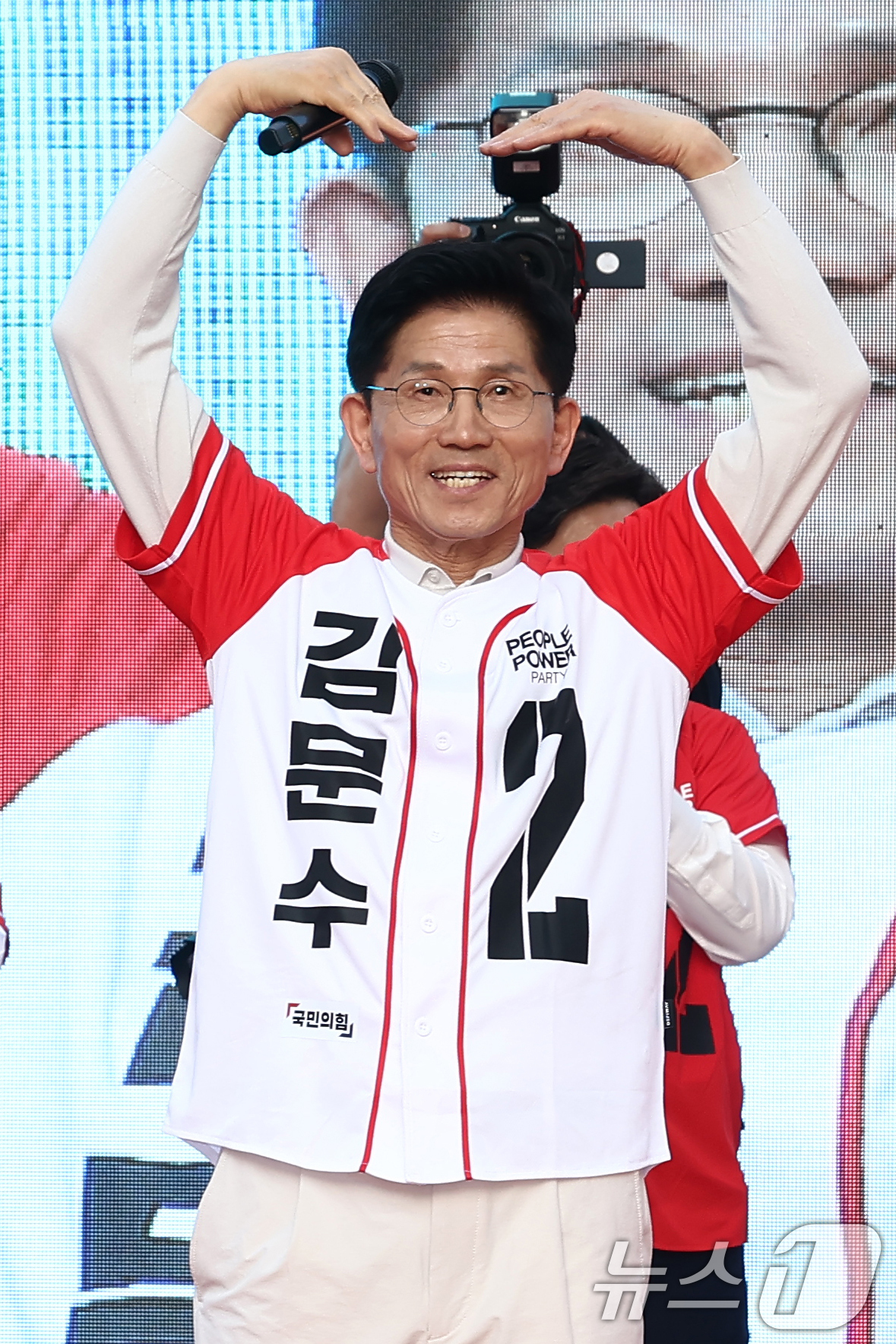 (대구=뉴스1) 김민지 기자 = 김문수 국민의힘 대통령 후보가 제21대 대통령 선거 공식 선거운동 첫 날인 12일 대구 중구 서문시장에서 지지를 호소하고 있다. 2025.5.12/ …