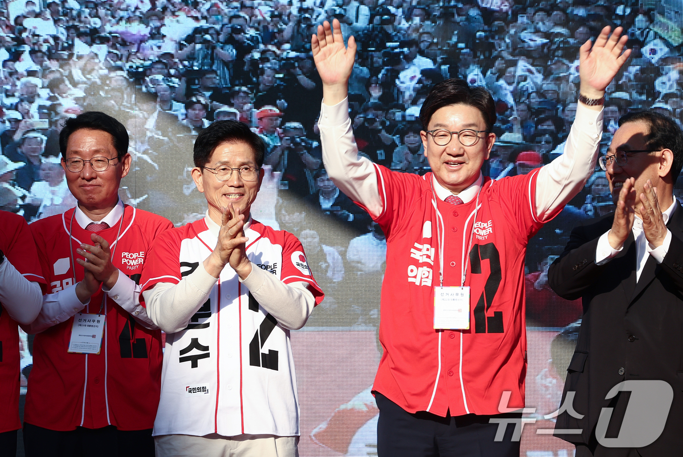 (대구=뉴스1) 김민지 기자 = 김문수 국민의힘 대통령 후보가 제21대 대통령 선거 공식 선거운동 첫날인 12일 대구 중구 서문시장에서 권성동 원내대표를 소개하자 손뼉을 치고 있다 …