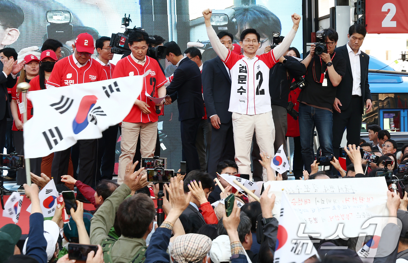 (대구=뉴스1) 김민지 기자 = 김문수 국민의힘 대통령 후보가 제21대 대통령 선거 공식 선거운동 첫날인 12일 대구 중구 서문시장에서 유세를 마치고 지지자들과 인사하고 있다. 2 …