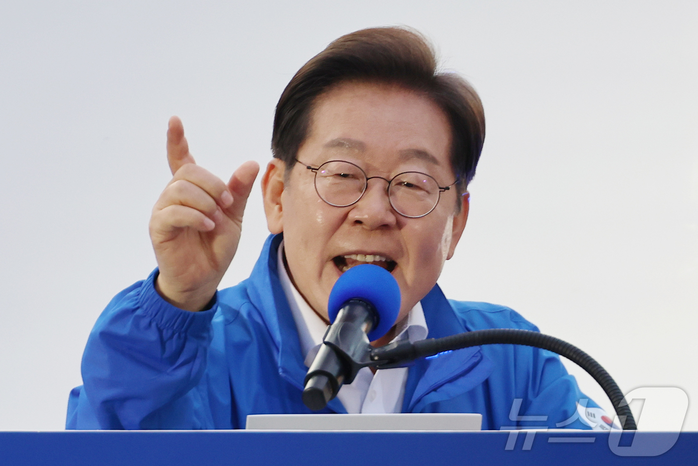 (대전=뉴스1) 안은나 기자 = 이재명 더불어민주당 대통령 후보가 제21대 대통령 선거 공식 선거운동 첫날인 12일 오후 대전 중구 으능정이거리 스카이로드에서 지지를 호소하고 있다 …