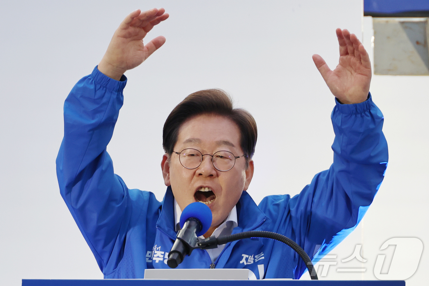 (대전=뉴스1) 안은나 기자 = 이재명 더불어민주당 대통령 후보가 제21대 대통령 선거 공식 선거운동 첫날인 12일 오후 대전 중구 으능정이거리 스카이로드에서 지지를 호소하고 있다 …