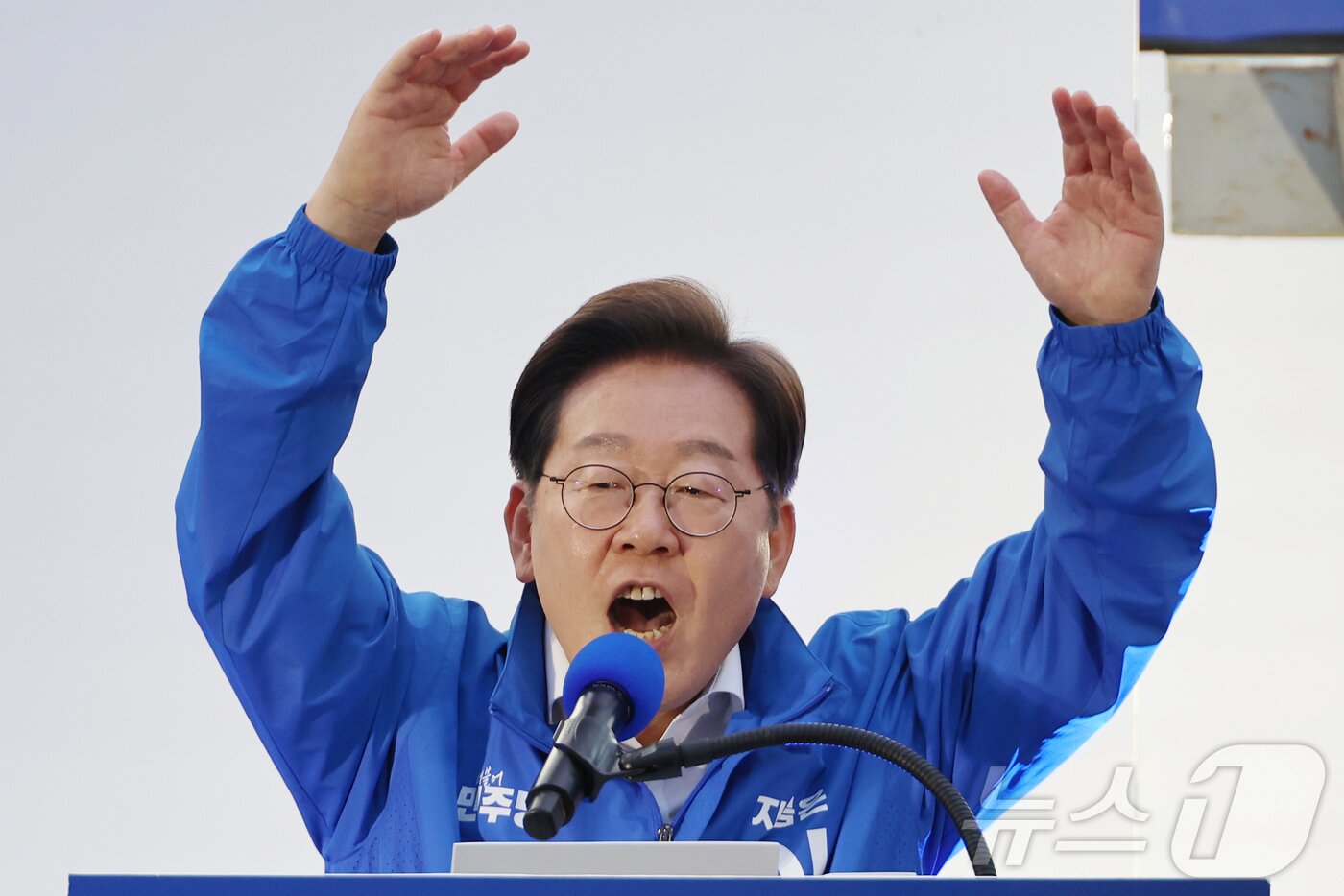 본문 이미지 - 이재명 더불어민주당 대통령 후보가 제21대 대통령 선거 공식 선거운동 첫날인 12일 오후 대전 중구 으능정이거리 스카이로드에서 지지를 호소하고 있다. &#40;공동취재&#41; 2025.5.12/뉴스1 ⓒ News1 안은나 기자