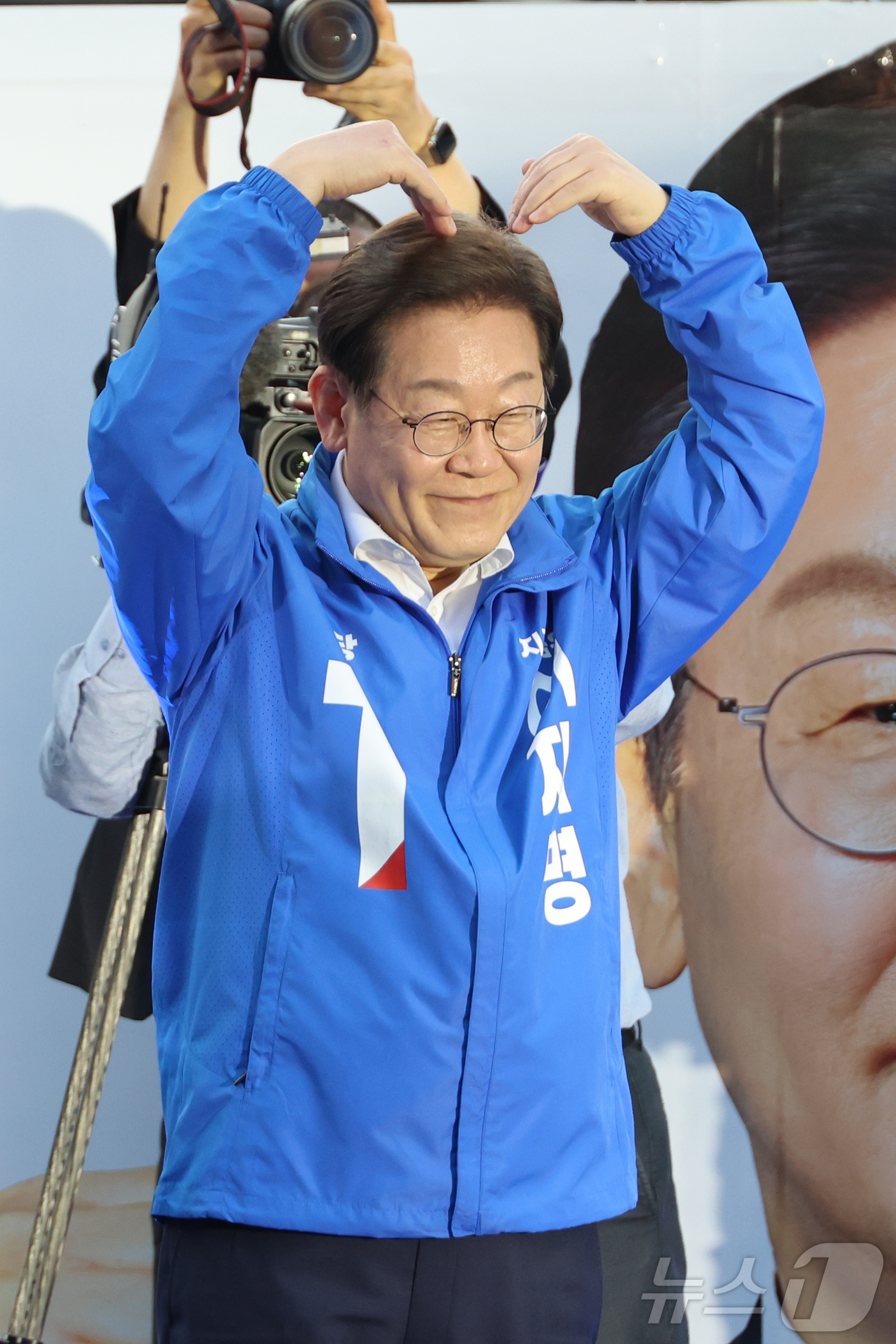 (대전=뉴스1) 안은나 기자 = 이재명 더불어민주당 대통령 후보가 제21대 대통령 선거 공식 선거운동 첫날인 12일 오후 대전 중구 으능정이거리 스카이로드에서 하트를 그리며 지지를 …