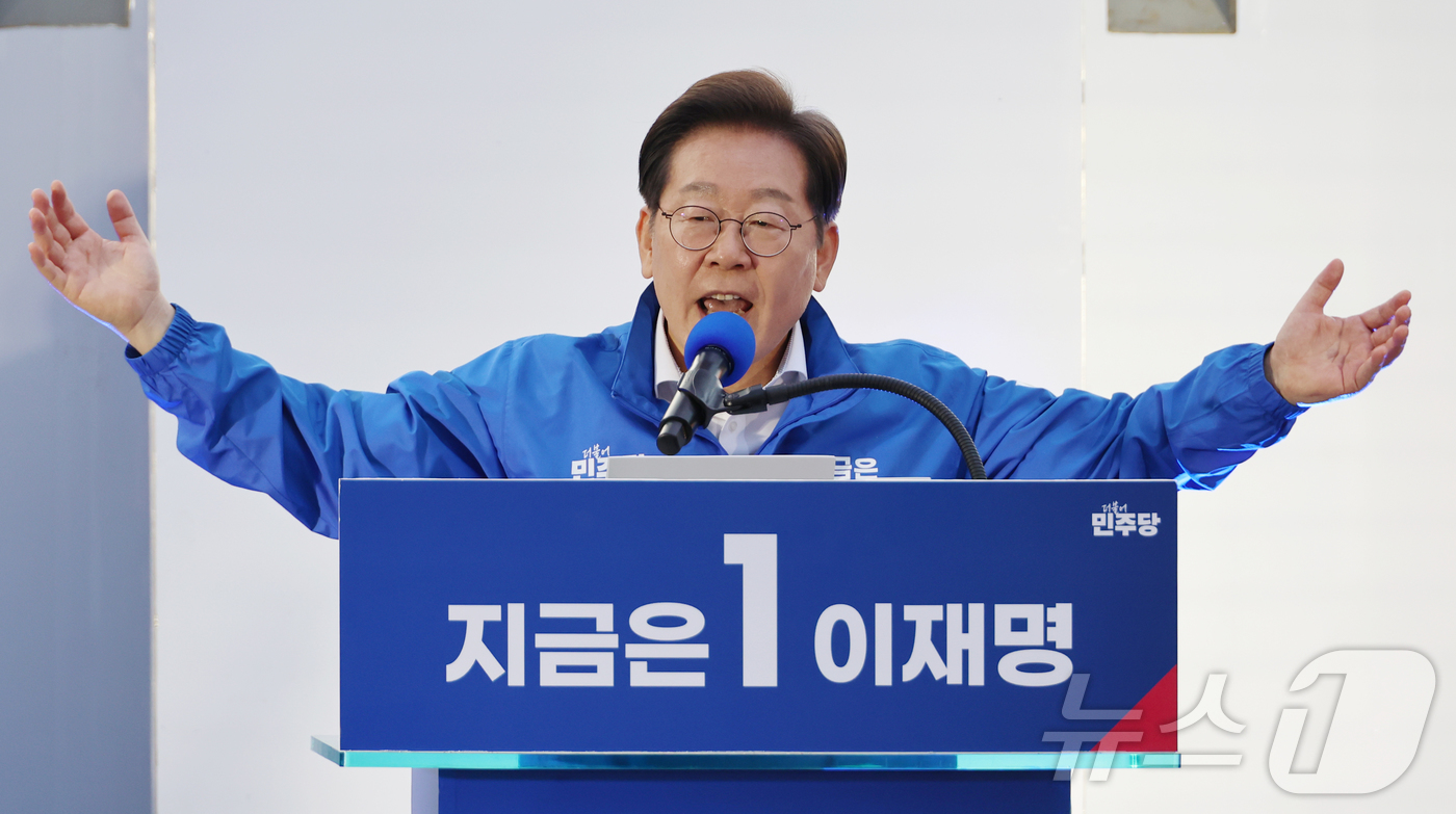 (대전=뉴스1) 안은나 기자 = 이재명 더불어민주당 대통령 후보가 제21대 대통령 선거 공식 선거운동 첫날인 12일 오후 대전 중구 으능정이거리 스카이로드에서 지지를 호소하고 있다 …