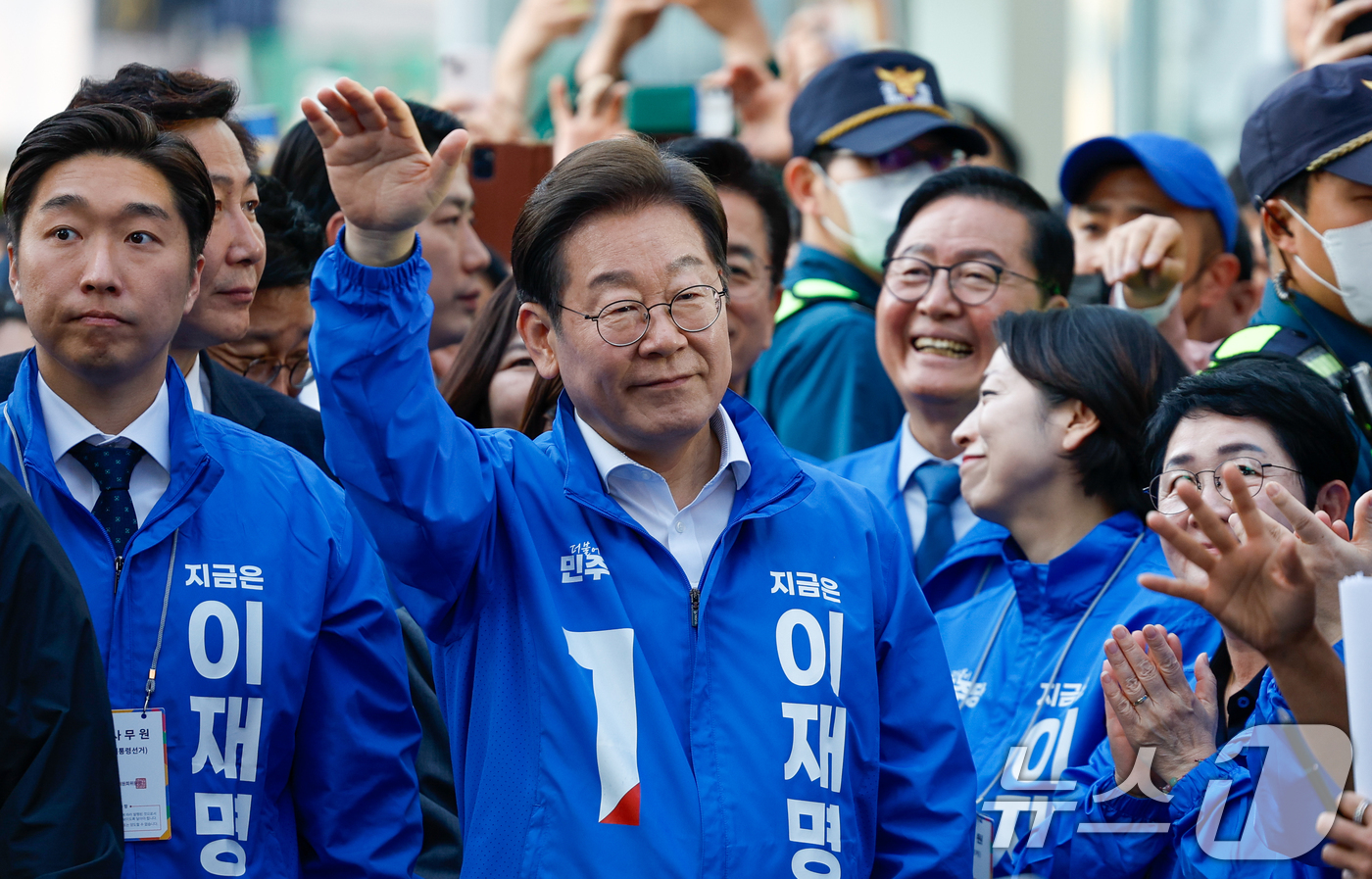 (대전=뉴스1) 안은나 기자 = 이재명 더불어민주당 대통령 후보가 제21대 대통령 선거 공식 선거운동 첫날인 12일 오후 대전 중구 으능정이거리 스카이로드에서 유세에 앞서 인사하고 …