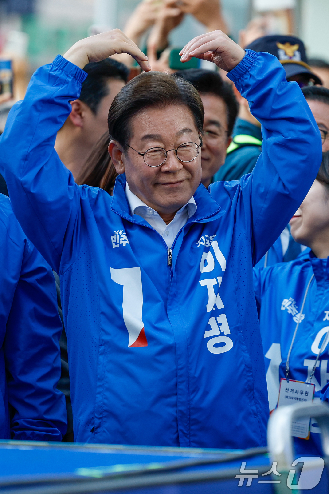 (대전=뉴스1) 안은나 기자 = 이재명 더불어민주당 대통령 후보가 제21대 대통령 선거 공식 선거운동 첫날인 12일 오후 대전 중구 으능정이거리 스카이로드에서 유세에 앞서 하트를 …