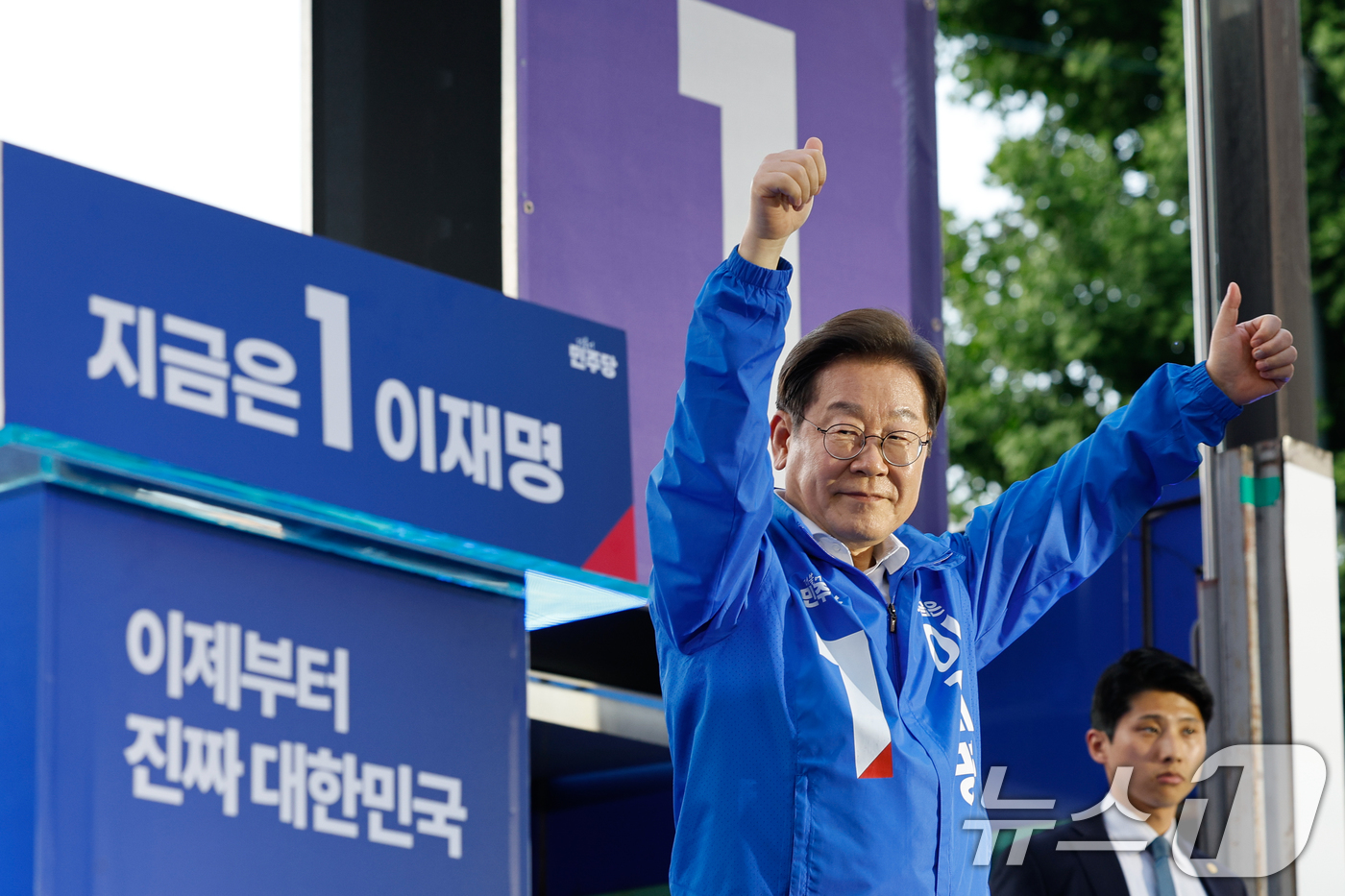 (대전=뉴스1) 안은나 기자 = 이재명 더불어민주당 대통령 후보가 제21대 대통령 선거 공식 선거운동 첫날인 12일 오후 대전 중구 으능정이거리 스카이로드에서 연설에 앞서 인사하고 …