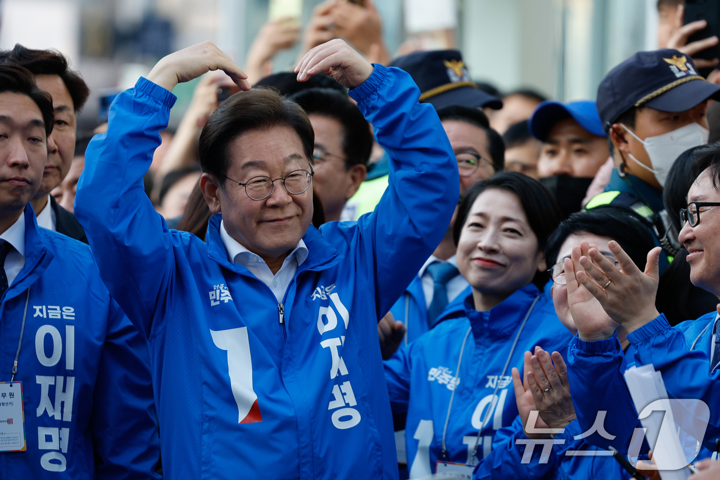 (대전=뉴스1) 안은나 기자 = 이재명 더불어민주당 대통령 후보가 제21대 대통령 선거 공식 선거운동 첫날인 12일 오후 대전 중구 으능정이거리 스카이로드에서 유세에 앞서 하트를 …