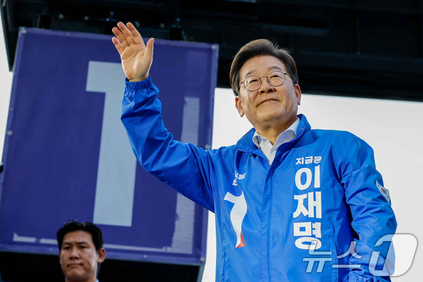 (대전=뉴스1) 안은나 기자 = 이재명 더불어민주당 대통령 후보가 제21대 대통령 선거 공식 선거운동 첫날인 12일 오후 대전 중구 으능정이거리 스카이로드에서 연설에 앞서 인사하고 …