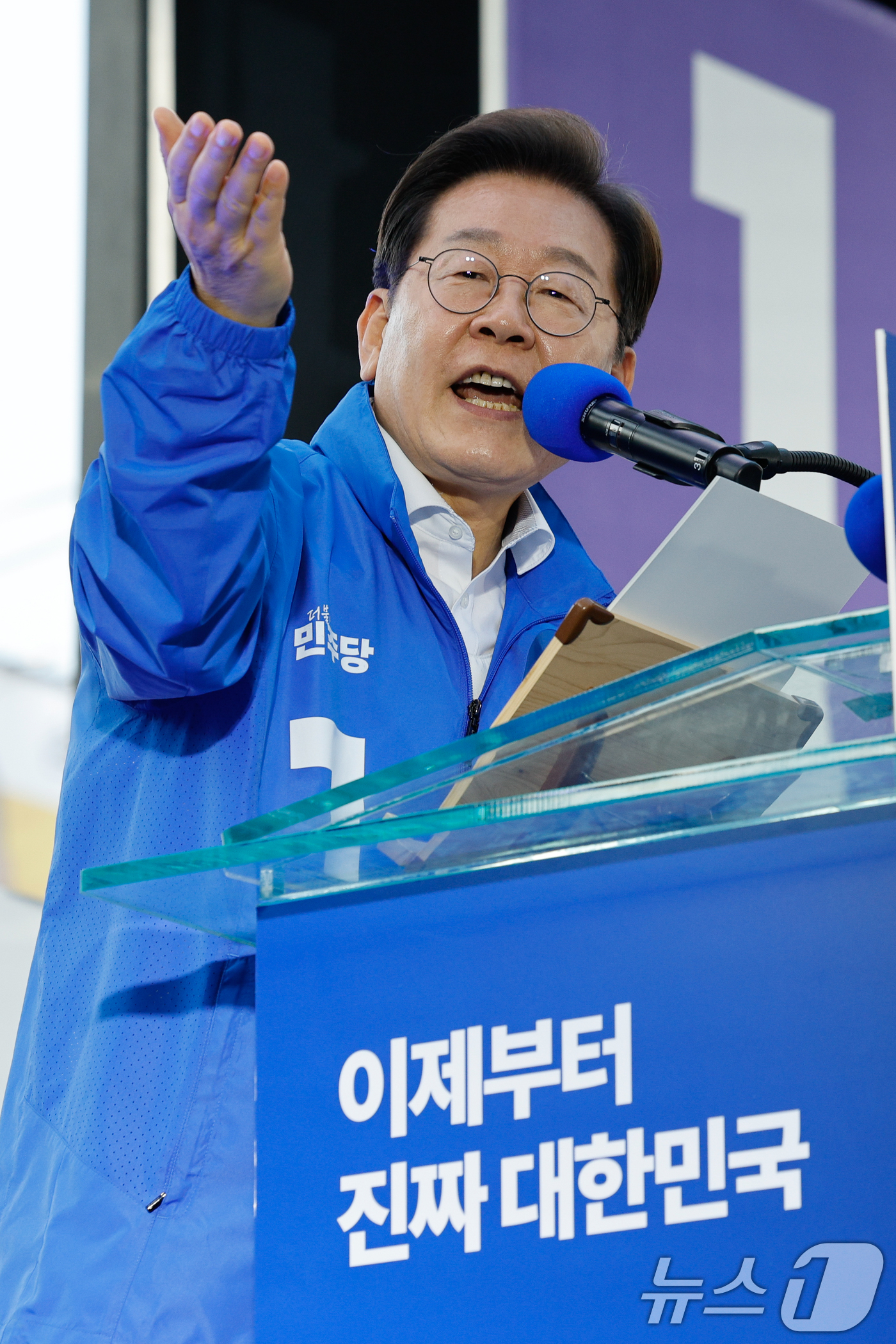 (대전=뉴스1) 안은나 기자 = 이재명 더불어민주당 대통령 후보가 제21대 대통령 선거 공식 선거운동 첫날인 12일 오후 대전 중구 으능정이거리 스카이로드에서 지지를 호소하고 있다 …