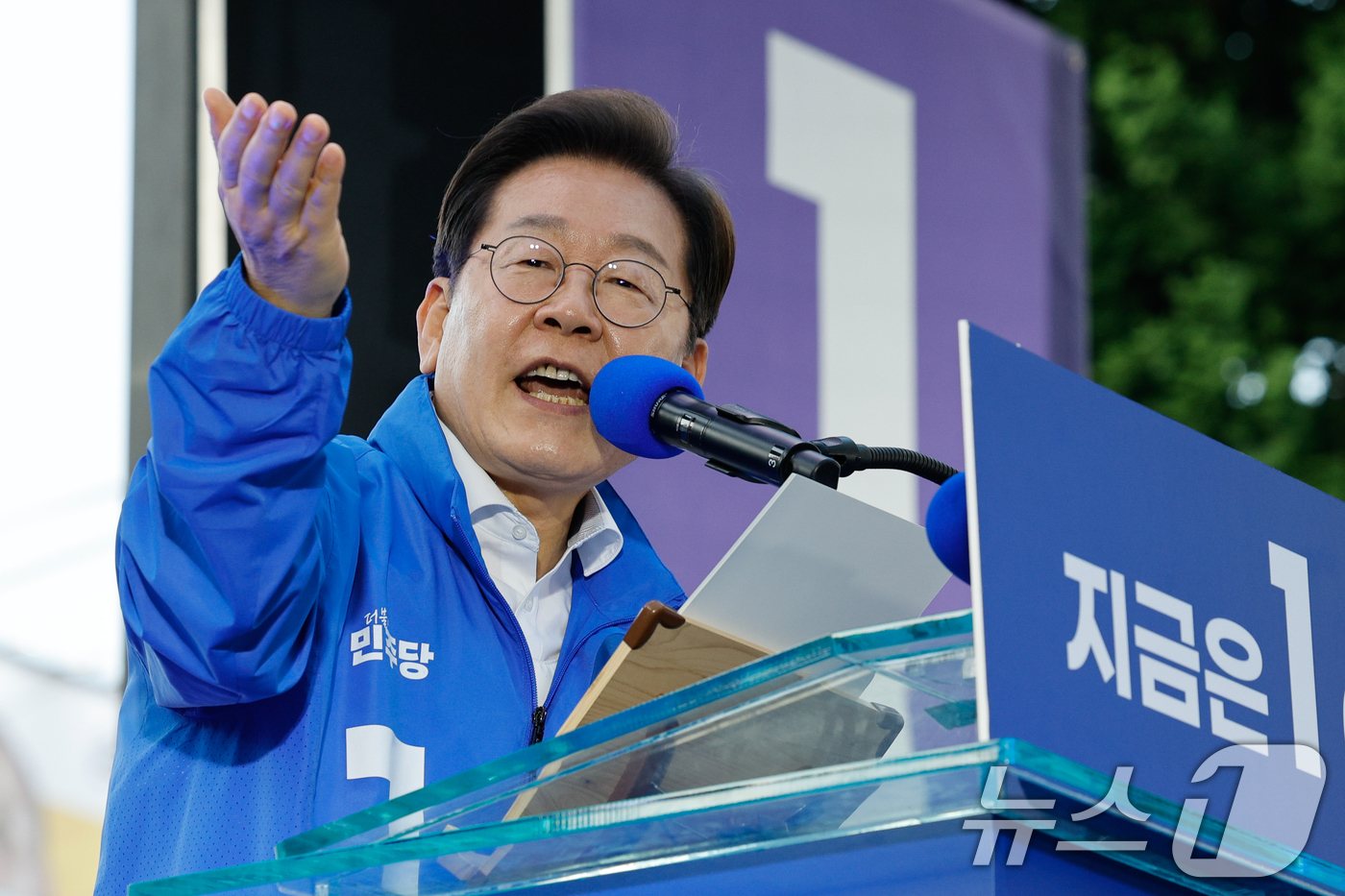 (대전=뉴스1) 안은나 기자 = 이재명 더불어민주당 대통령 후보가 제21대 대통령 선거 공식 선거운동 첫날인 12일 오후 대전 중구 으능정이거리 스카이로드에서 지지를 호소하고 있다 …