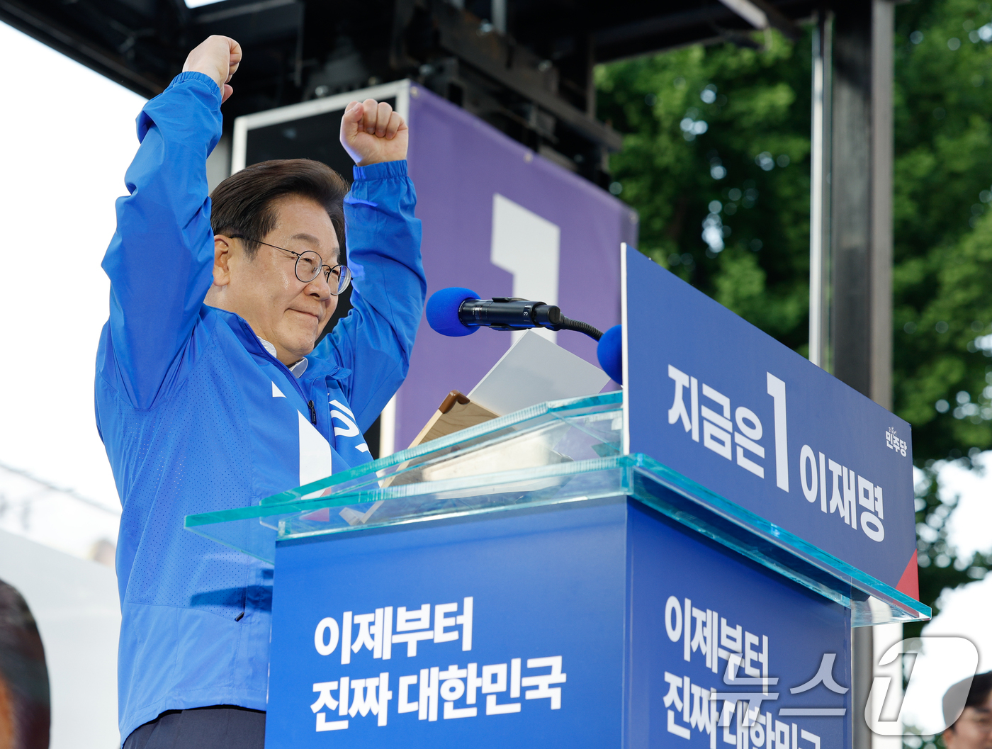 (대전=뉴스1) 안은나 기자 = 이재명 더불어민주당 대통령 후보가 제21대 대통령 선거 공식 선거운동 첫날인 12일 오후 대전 중구 으능정이거리 스카이로드에서 연설에 앞서 두손을 …