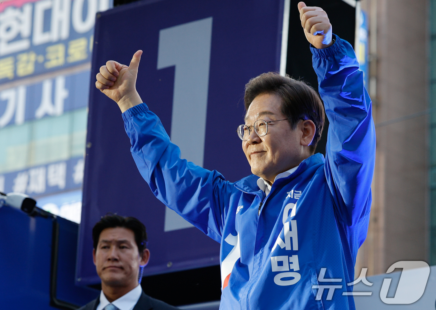 (대전=뉴스1) 안은나 기자 = 이재명 더불어민주당 대통령 후보가 제21대 대통령 선거 공식 선거운동 첫날인 12일 오후 대전 중구 으능정이거리 스카이로드에서 유세를 마친 뒤 인사 …