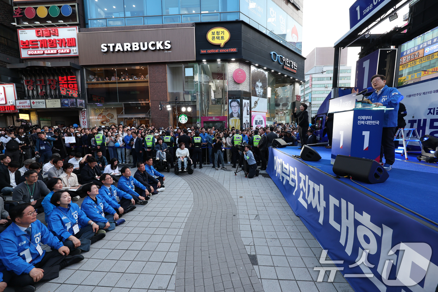 (대전=뉴스1) 안은나 기자 = 이재명 더불어민주당 대통령 후보가 제21대 대통령 선거 공식 선거운동 첫날인 12일 오후 대전 중구 으능정이거리 스카이로드에서 지지를 호소하고 있다 …