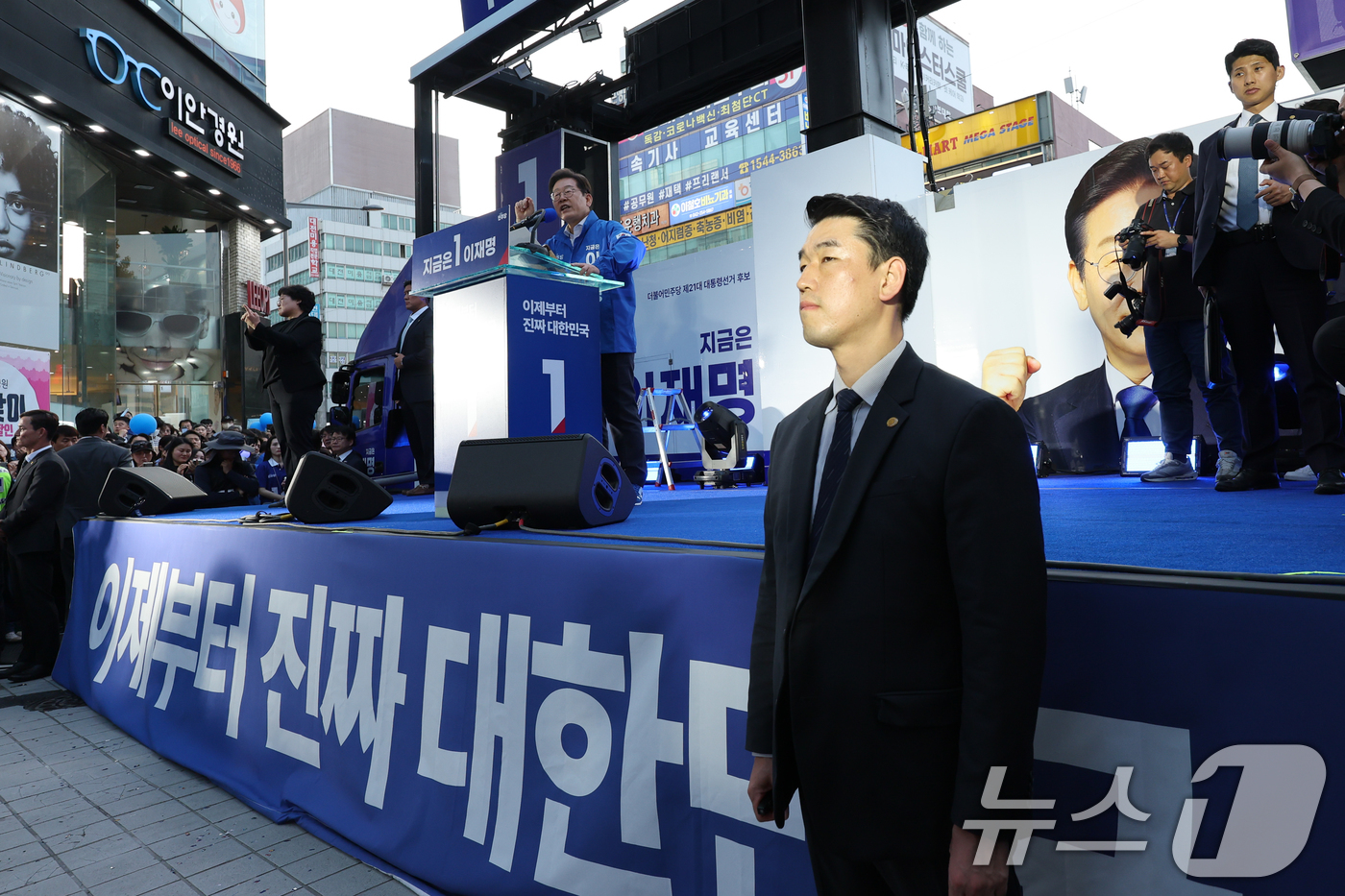 (대전=뉴스1) 안은나 기자 = 이재명 더불어민주당 대통령 후보가 제21대 대통령 선거 공식 선거운동 첫날인 12일 오후 대전 중구 으능정이거리 스카이로드에서 지지를 호소하고 있다 …