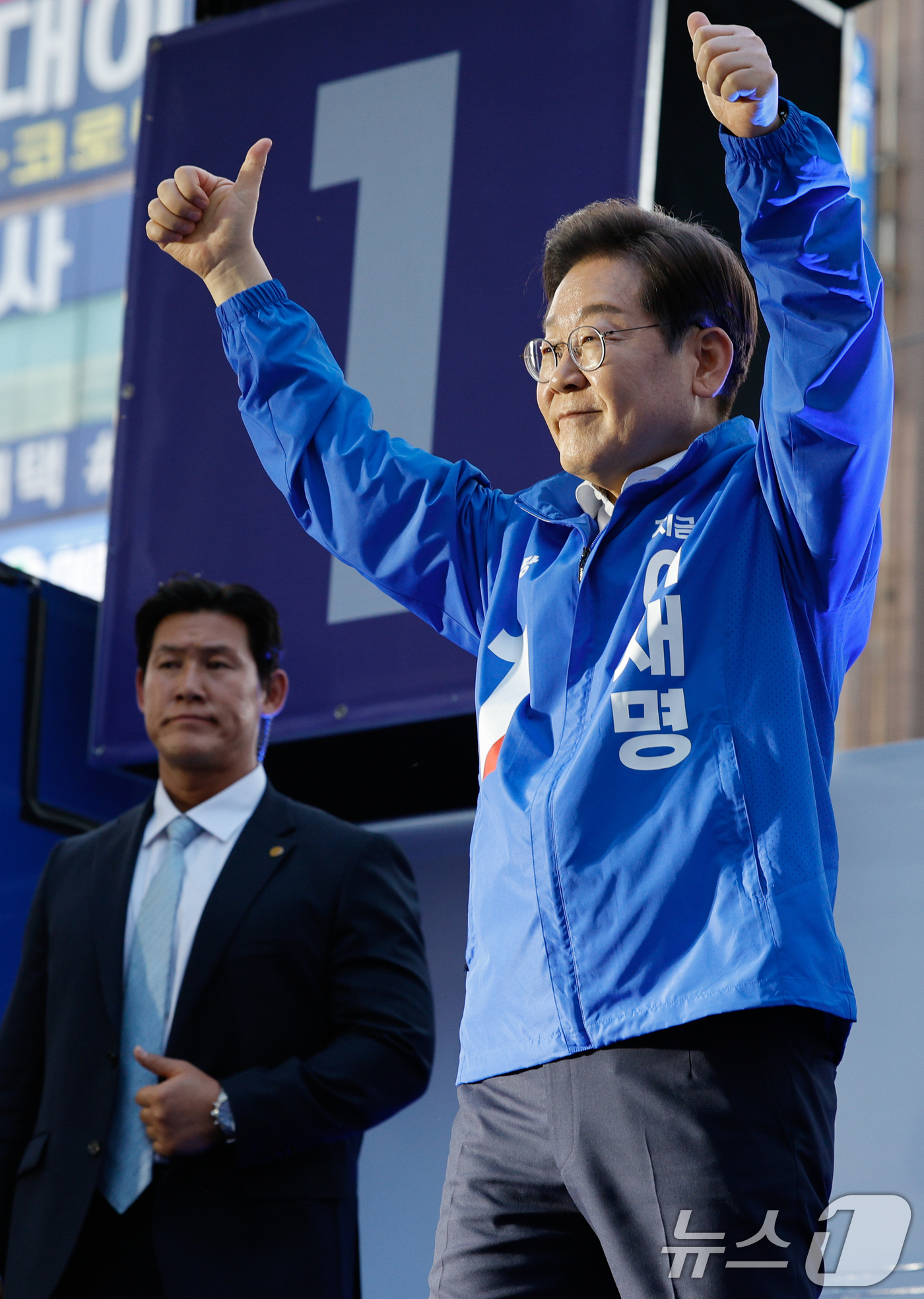 (대전=뉴스1) 안은나 기자 = 이재명 더불어민주당 대통령 후보가 제21대 대통령 선거 공식 선거운동 첫날인 12일 오후 대전 중구 으능정이거리 스카이로드에서 유세를 마친 뒤 인사 …
