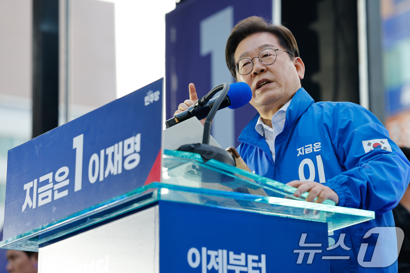 (대전=뉴스1) 안은나 기자 = 이재명 더불어민주당 대통령 후보가 제21대 대통령 선거 공식 선거운동 첫날인 12일 오후 대전 중구 으능정이거리 스카이로드에서 지지를 호소하고 있다 …