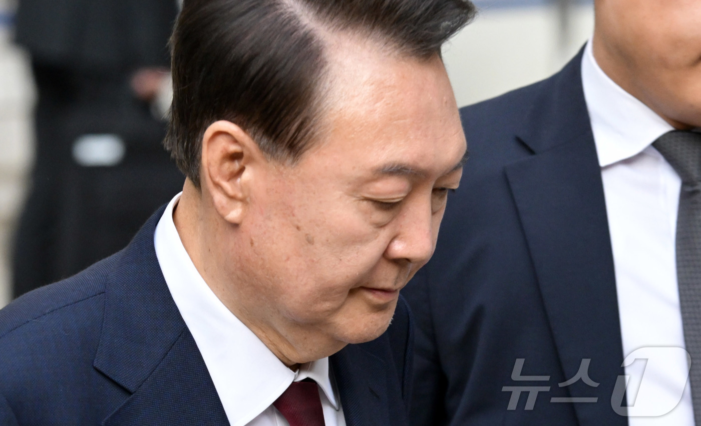 (서울=뉴스1) 사진공동취재단 = 윤석열 전 대통령이 12일 오전 서울 서초구 중앙지방법원에서 열린 내란 우두머리 혐의, 직권남용 권리행사방해 혐의 사건 3차 공판을 마치고 법원을 …