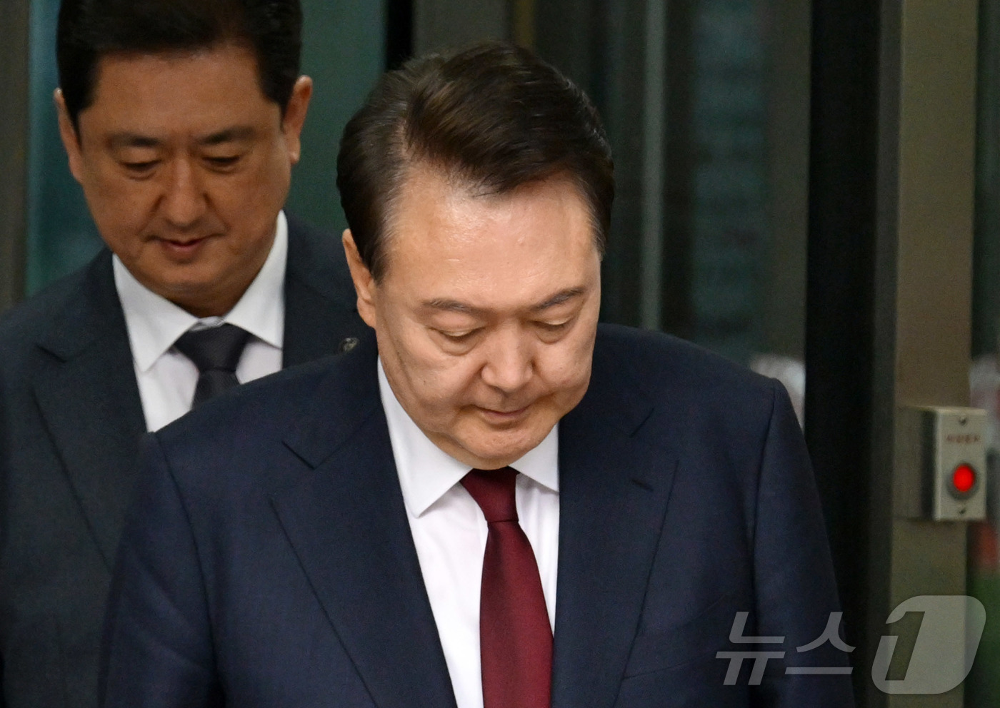 (서울=뉴스1) 사진공동취재단 = 12·3 비상계엄 사태와 관련해 내란 우두머리 혐의 등으로 기소된 윤석열 전 대통령이 12일 서울 서초구 서울중앙지방법원에서 열린 3차 공판을 마 …