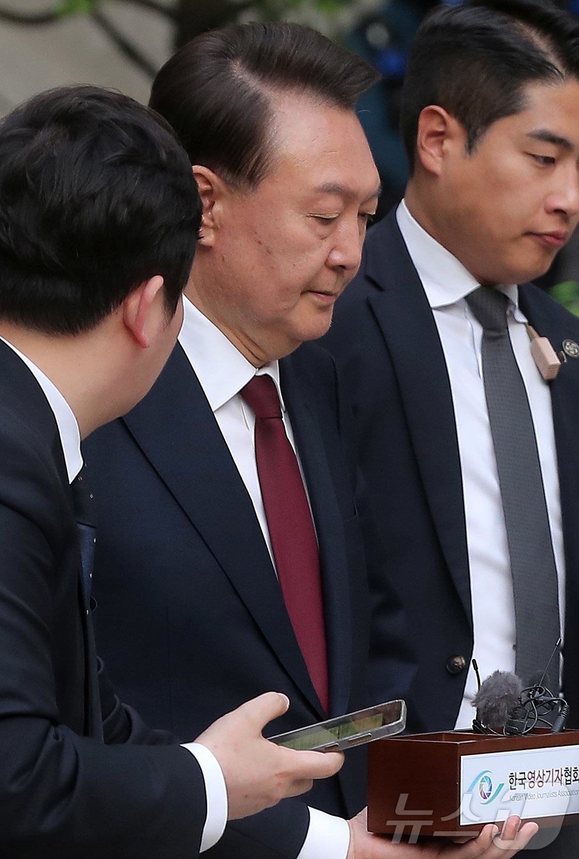 (서울=뉴스1) 사진공동취재단 = 윤석열 전 대통령이 12일 오전 서울 서초구 중앙지방법원에서 열린 내란 우두머리 혐의, 직권남용 권리행사방해 혐의 사건 3차 공판을 마치고 법원을 …