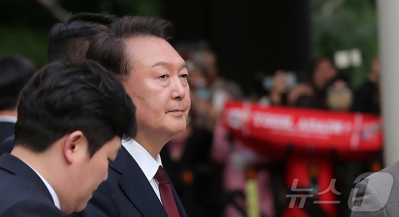 본문 이미지 - 윤석열 전 대통령이 12일 오전 서울 서초구 중앙지방법원에서 열린 내란 우두머리 혐의, 직권남용 권리행사방해 혐의 사건 3차 공판을 마치고 법원을 나서고 있다. ⓒ News1 사진공동취재단