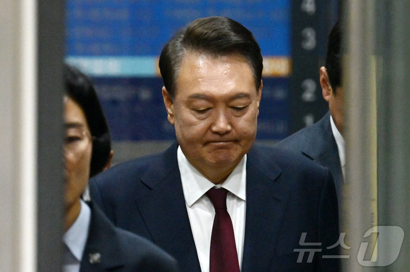 (서울=뉴스1) 사진공동취재단 = 12·3 비상계엄 사태와 관련해 내란 우두머리 혐의 등으로 기소된 윤석열 전 대통령이 12일 서울 서초구 서울중앙지방법원에서 열린 3차 공판을 마 …