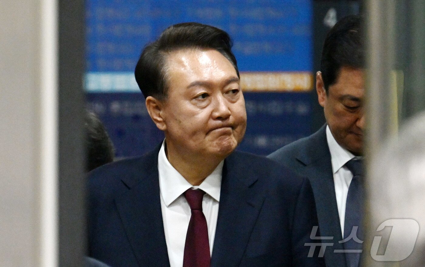 본문 이미지 - 12·3 비상계엄 사태와 관련해 내란 우두머리 혐의 등으로 기소된 윤석열 전 대통령이 12일 서울 서초구 서울중앙지방법원에서 열린 3차 공판을 마친 뒤 법원을 나서고 있다. 2025.5.12/뉴스1 ⓒ News1 사진공동취재단