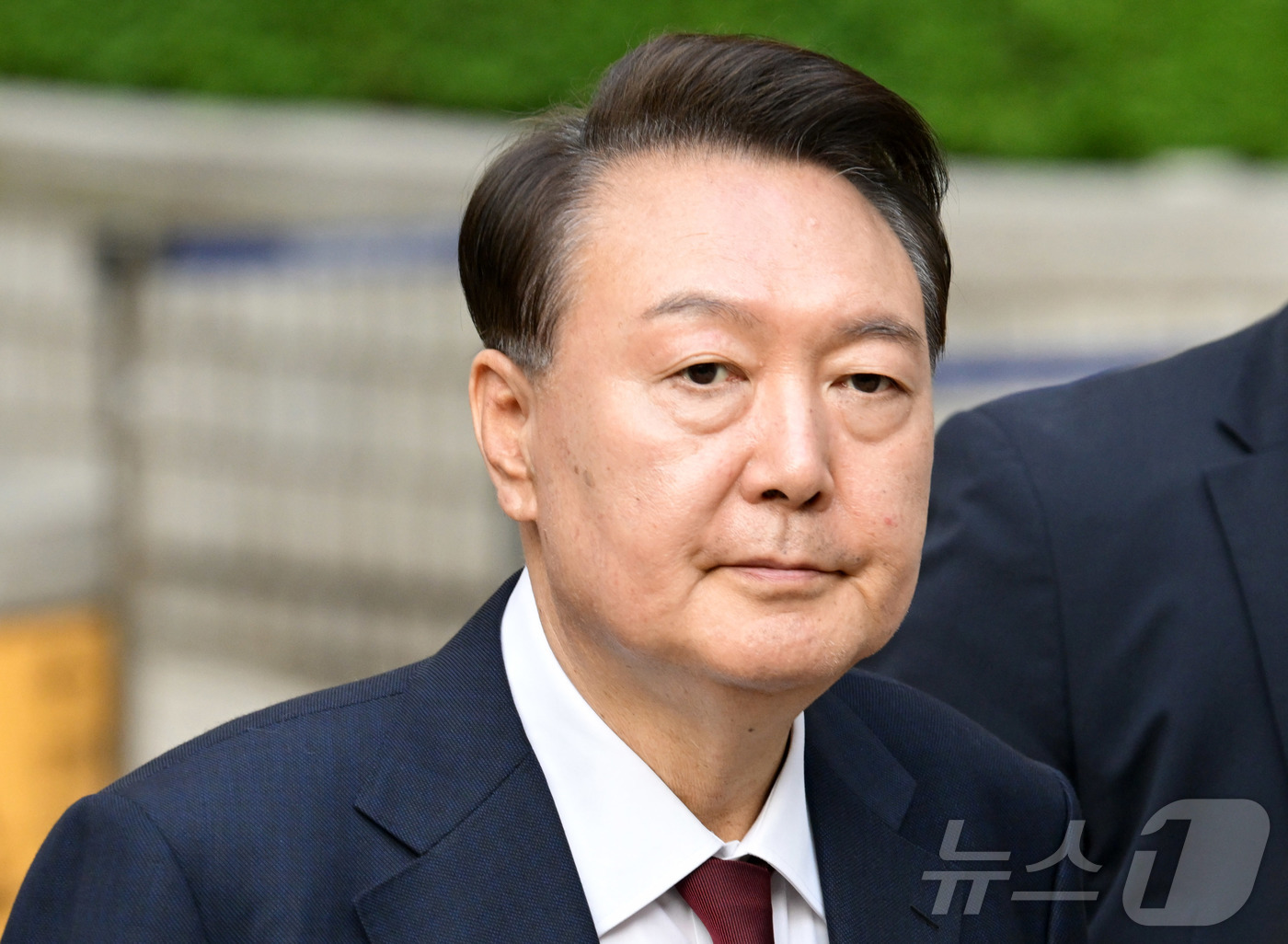 (서울=뉴스1) 사진공동취재단 = 윤석열 전 대통령이 12일 오전 서울 서초구 중앙지방법원에서 열린 내란 우두머리 혐의, 직권남용 권리행사방해 혐의 사건 3차 공판을 마치고 법원을 …