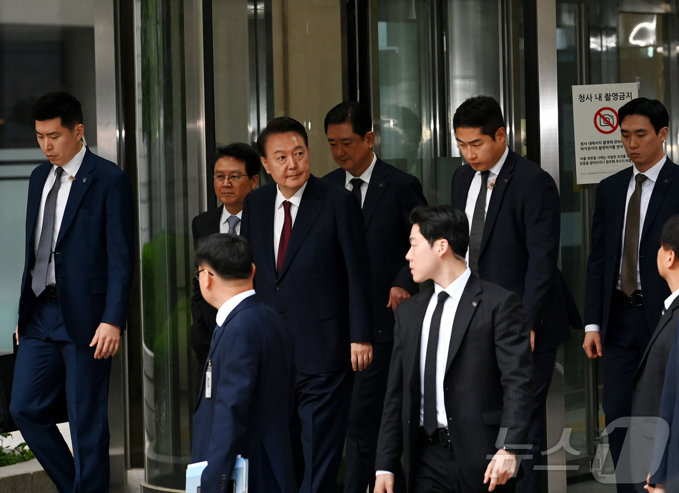 (서울=뉴스1) 사진공동취재단 = 윤석열 전 대통령이 12일 오전 서울 서초구 중앙지방법원에서 열린 내란 우두머리 혐의, 직권남용 권리행사방해 혐의 사건 3차 공판을 마치고 법원을 …