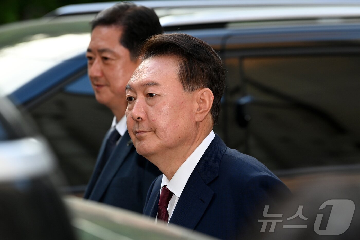 본문 이미지 - 윤석열 전 대통령이 12일 오전 서울 서초구 중앙지방법원에서 열린 내란 우두머리 혐의, 직권남용 권리행사방해 혐의 사건 3차 공판을 마치고 법원을 나서고 있다. ⓒ News1 사진공동취재단