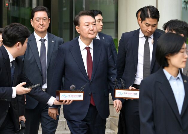 '지귀연 판사 접대 의혹' 속  尹 4차 공판…두번째 포토라인
