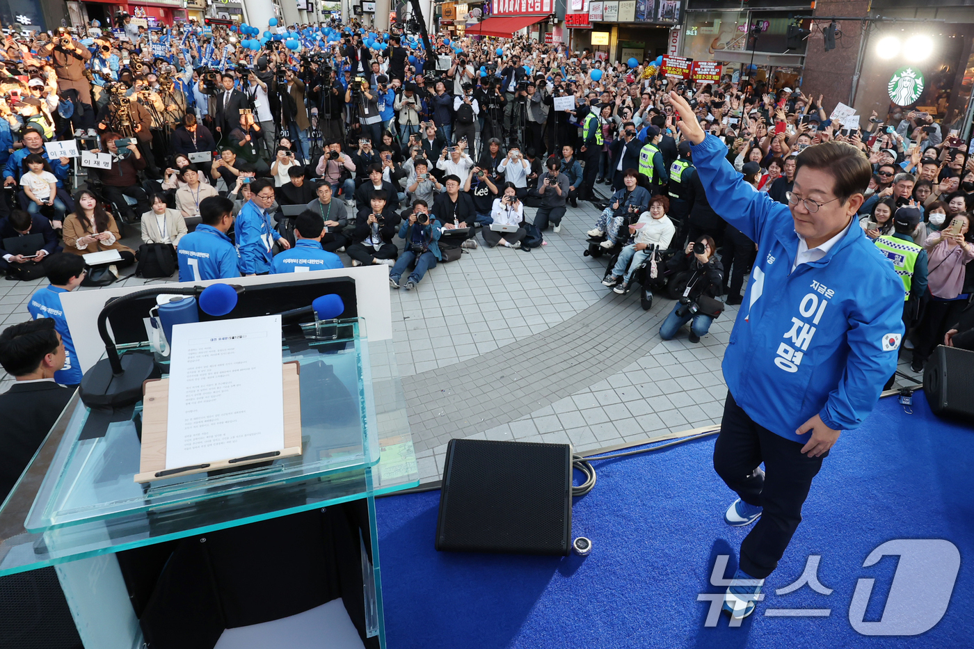 (대전=뉴스1) 안은나 기자 = 이재명 더불어민주당 대통령 후보가 제21대 대통령 선거 공식 선거운동 첫날인 12일 오후 대전 중구 으능정이거리 스카이로드에서 유세에 앞서 인사하고 …