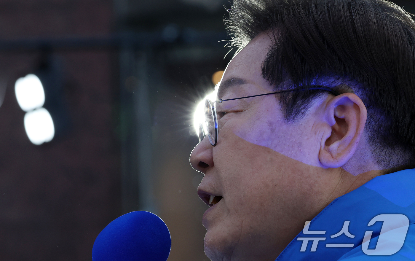 (대전=뉴스1) 안은나 기자 = 이재명 더불어민주당 대통령 후보가 제21대 대통령 선거 공식 선거운동 첫날인 12일 오후 대전 중구 으능정이거리 스카이로드에서 지지를 호소하고 있다 …