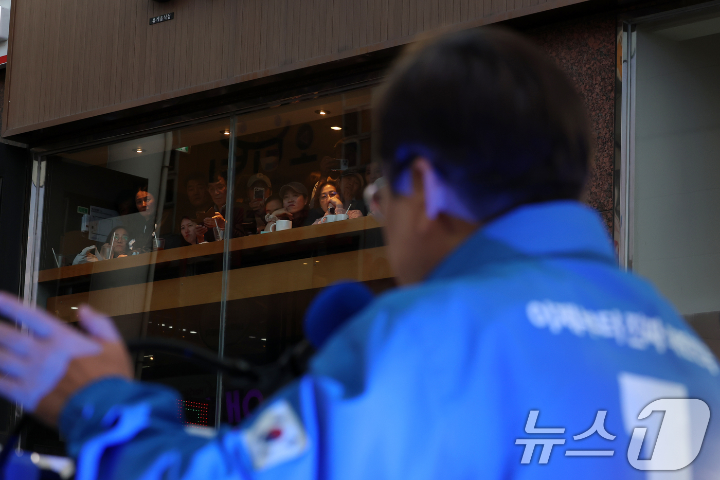 (대전=뉴스1) 안은나 기자 = 이재명 더불어민주당 대통령 후보가 제21대 대통령 선거 공식 선거운동 첫날인 12일 오후 대전 중구 으능정이거리 스카이로드에서 지지를 호소하는 가운 …