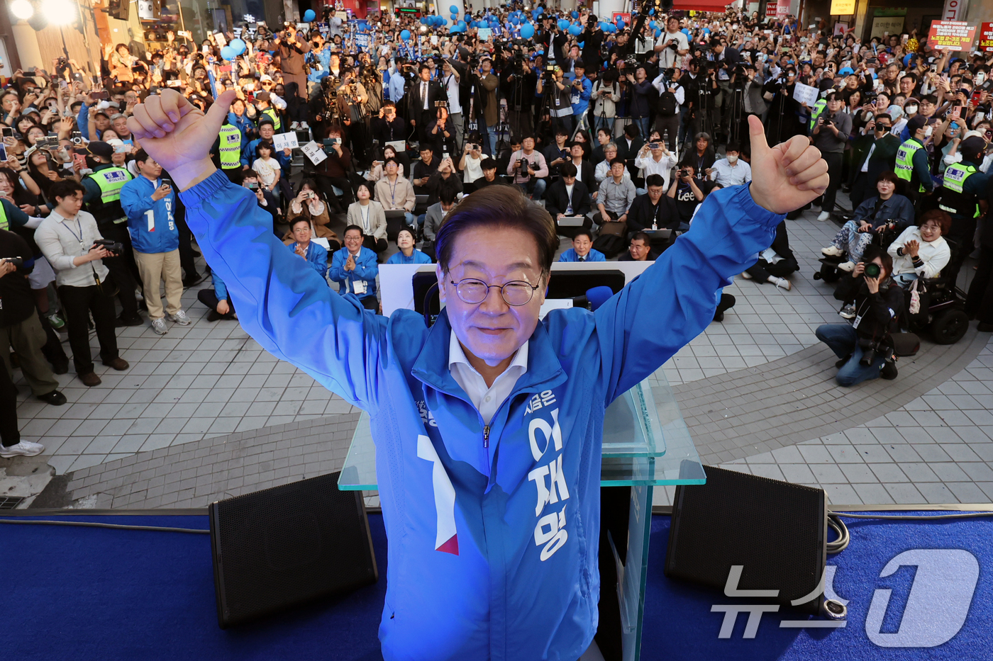 (대전=뉴스1) 안은나 기자 = 이재명 더불어민주당 대통령 후보가 제21대 대통령 선거 공식 선거운동 첫날인 12일 오후 대전 중구 으능정이거리 스카이로드에서 유세에 앞서 엄지 손 …