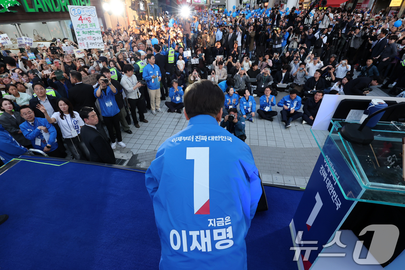 (대전=뉴스1) 안은나 기자 = 이재명 더불어민주당 대통령 후보가 제21대 대통령 선거 공식 선거운동 첫날인 12일 오후 대전 중구 으능정이거리 스카이로드에서 유세에 앞서 고개숙여 …