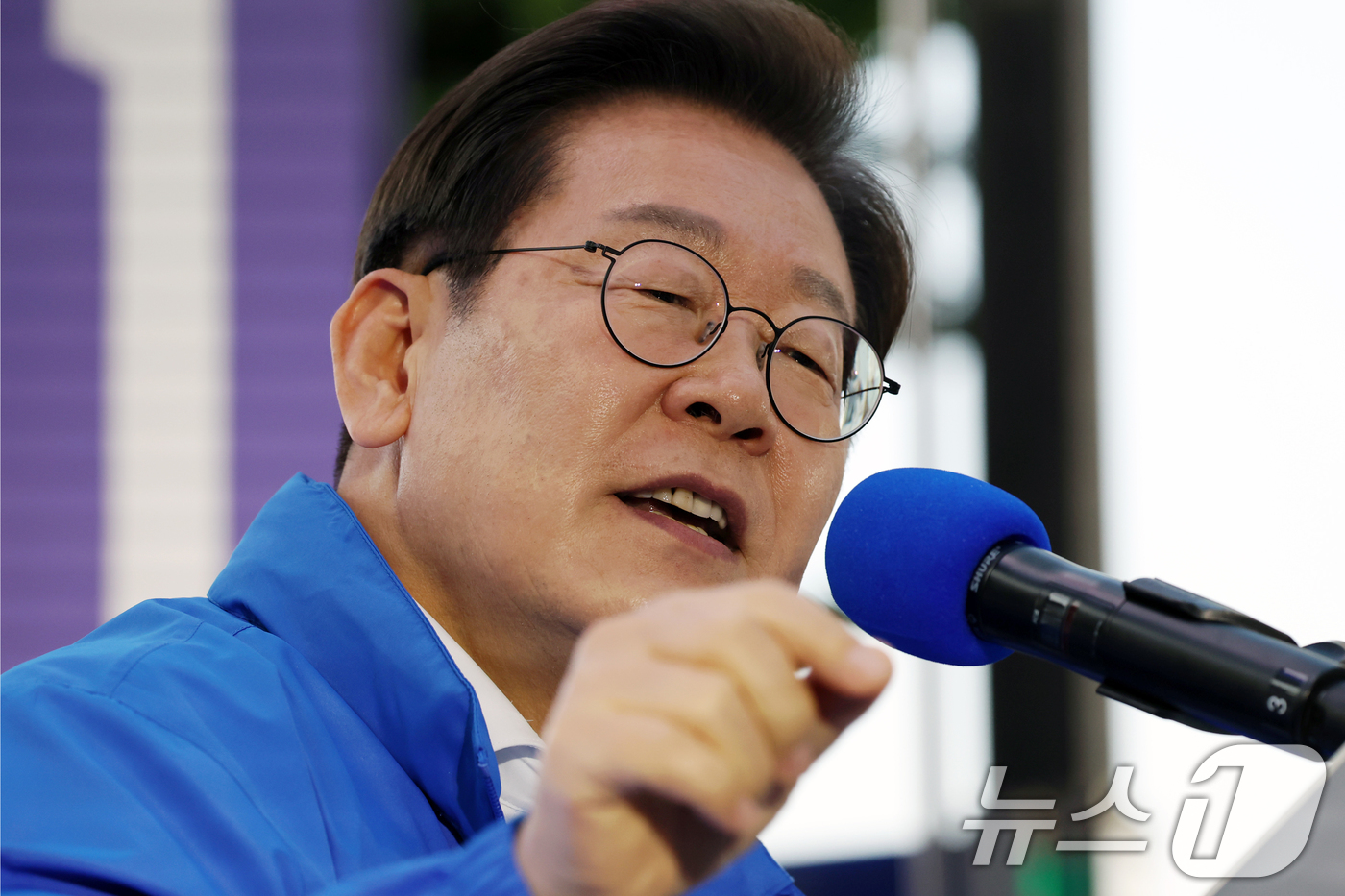 (대전=뉴스1) 안은나 기자 = 이재명 더불어민주당 대통령 후보가 제21대 대통령 선거 공식 선거운동 첫날인 12일 오후 대전 중구 으능정이거리 스카이로드에서 지지를 호소하고 있다 …