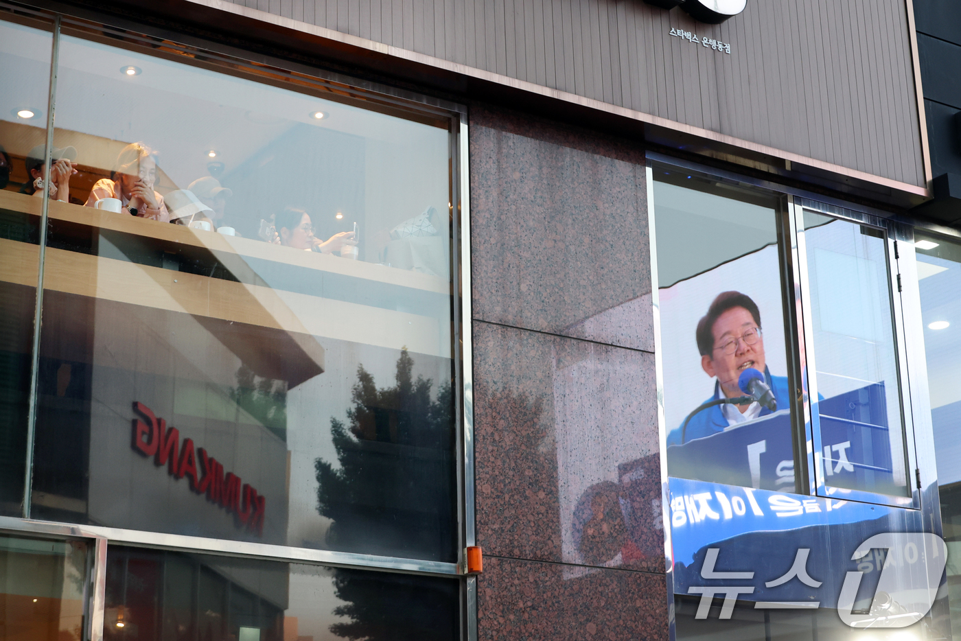 (대전=뉴스1) 안은나 기자 = 이재명 더불어민주당 대통령 후보가 제21대 대통령 선거 공식 선거운동 첫날인 12일 오후 대전 중구 으능정이거리 스카이로드에서 지지를 호소하는 가운 …